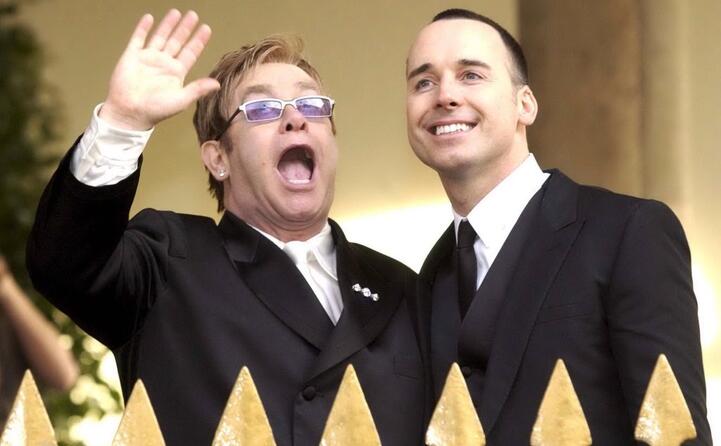 con il marito david furnish