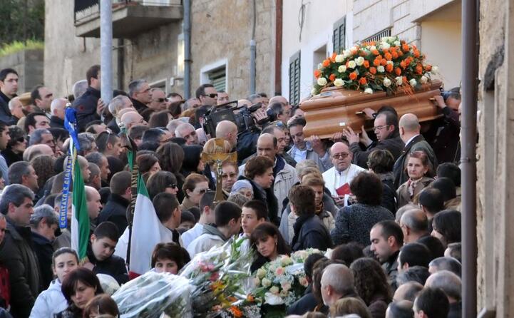 i funerali di dina dore (tutte le foto sono archivio l unione sarda locci)