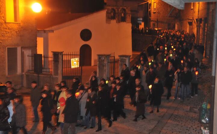 una fiaccolata per la vittima