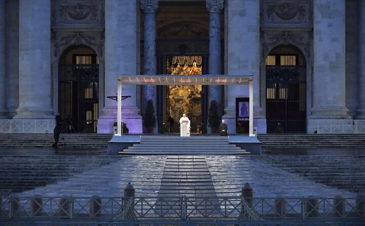 accaddeoggi 27 marzo 2020 il papa prega per la fine del covid