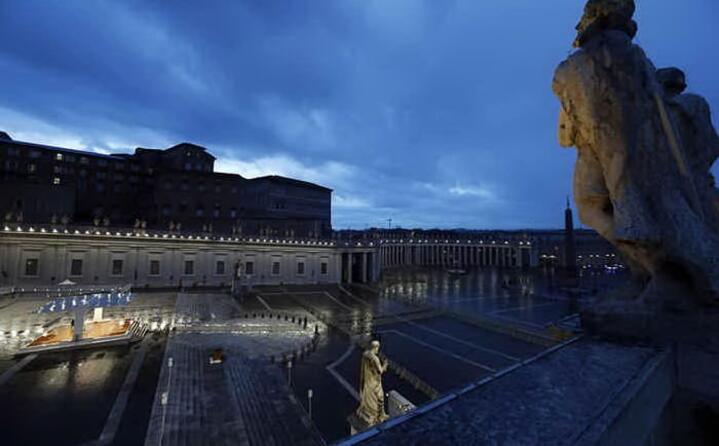lo fa in una piazza san pietro spettrale e completamente deserta