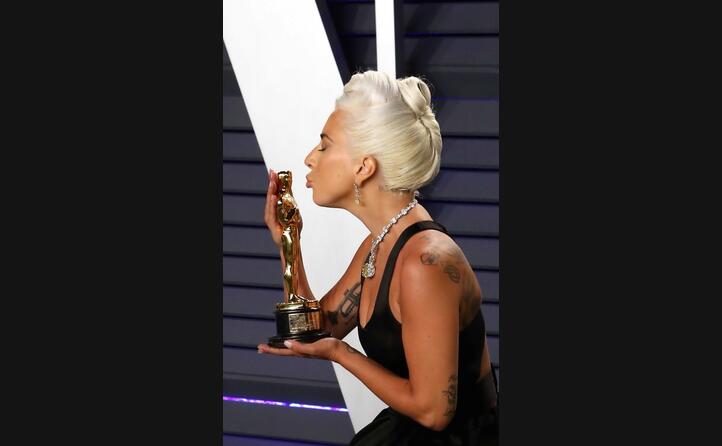 con il premio oscar per la migliore canzone per il brano shallow