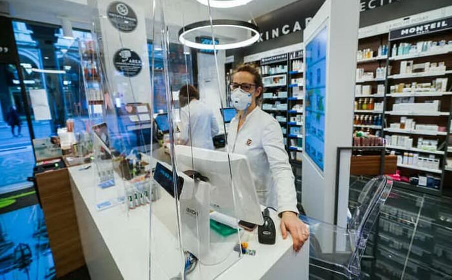 Covid-19, via libera a vaccinazioni in farmacia: ministro Speranza firma protocollo
