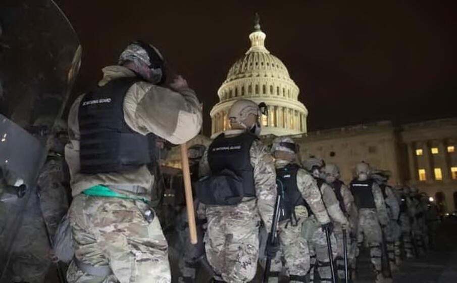 Auto contro agenti a Capitol Hill, muore un poliziotto: ucciso l'assalitore Auto contro agenti a Capitol Hill, muore un poliziotto: ucciso l'assalitore