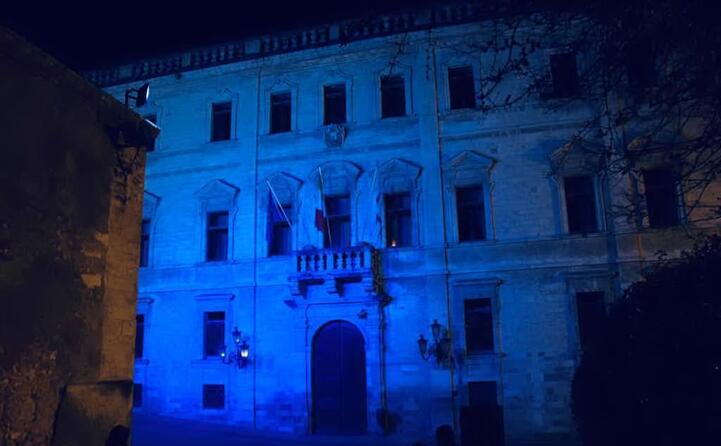 il palazzo ducale sede del comune di sassari illuminato di blu