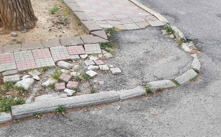 lo stato di un marciapiede