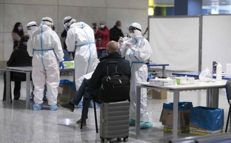 test sanitari all aeroporto di cagliari (foto archivio l unione sarda)