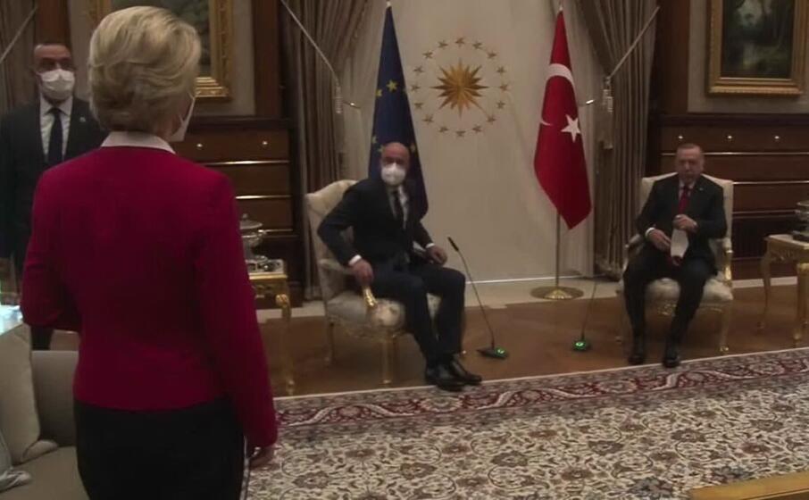 ursula von der leyen resta senza sedia (frame da video)