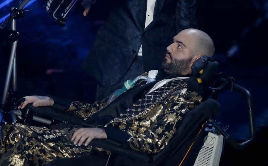 paolo palumbo sul palco dell ariston (archivio l unione sarda)