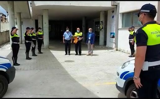 Gli onori all'agente dopo 42 anni di servizio (foto Andrea Serreli)