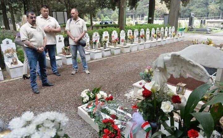 i colleghi superstiti rendono omaggio alla tomba di quattrocchi