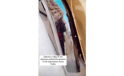 L'auto danneggiata (foto Instagram)