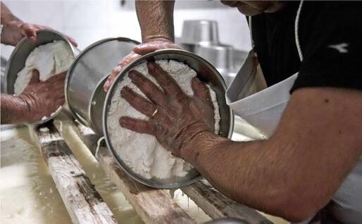 La lavorazione a mano (L'Unione Sarda)