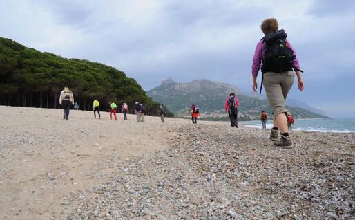 In cammino sulla spiaggia verso Santa Maria Navarrese (foto Vito Fiori)