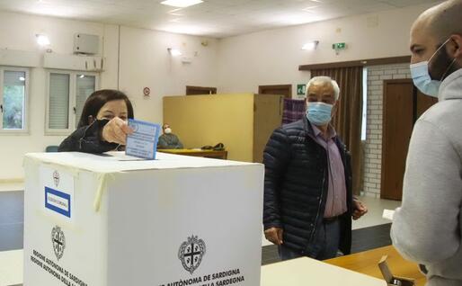 Operazioni di voto alle Comunali in Sardegna (foto archivio L'Unione Sarda)