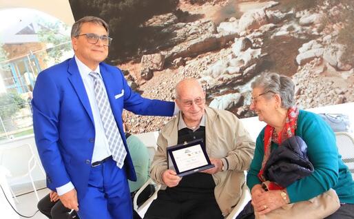 Roberto Pili con alcuni anziani (foto archivio L'Unione Sarda)