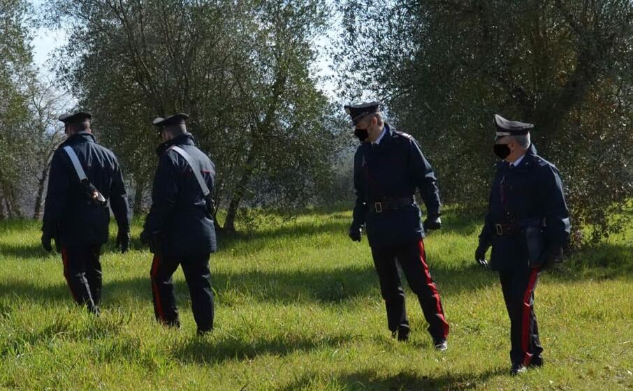 i militari nel corso delle ricerche del responsabile (foto carabinieri)