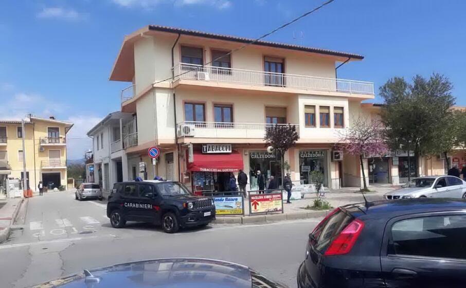 la tabaccheria da lella presa d assalto dal malvivente solitario (foto secci)