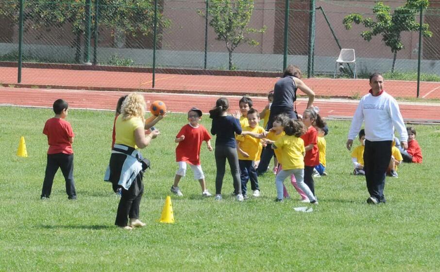 bambini impegnati in una partita di calcio (foto archivio l unione sarda)