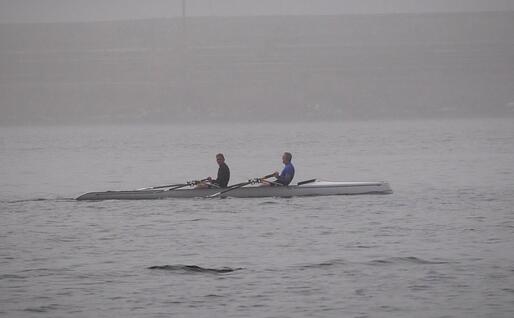 Canoisti nella nebbia a Su Siccu (foto Piras)