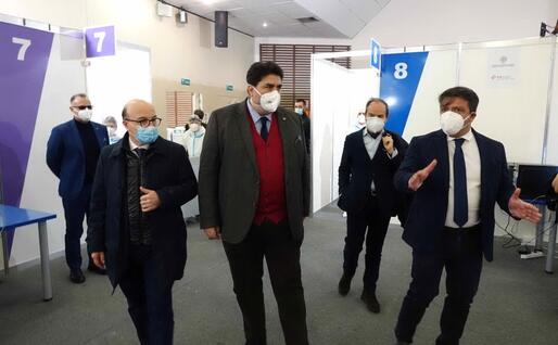 Il presidente Christian Solinas all'hub (foto ufficio stampa)