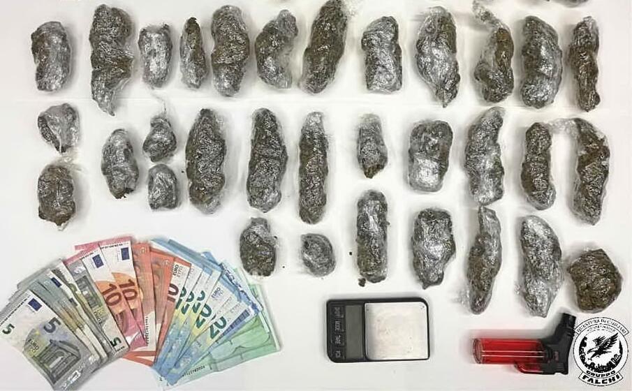 la droga e il denaro sequestrati (foto polizia di stato)