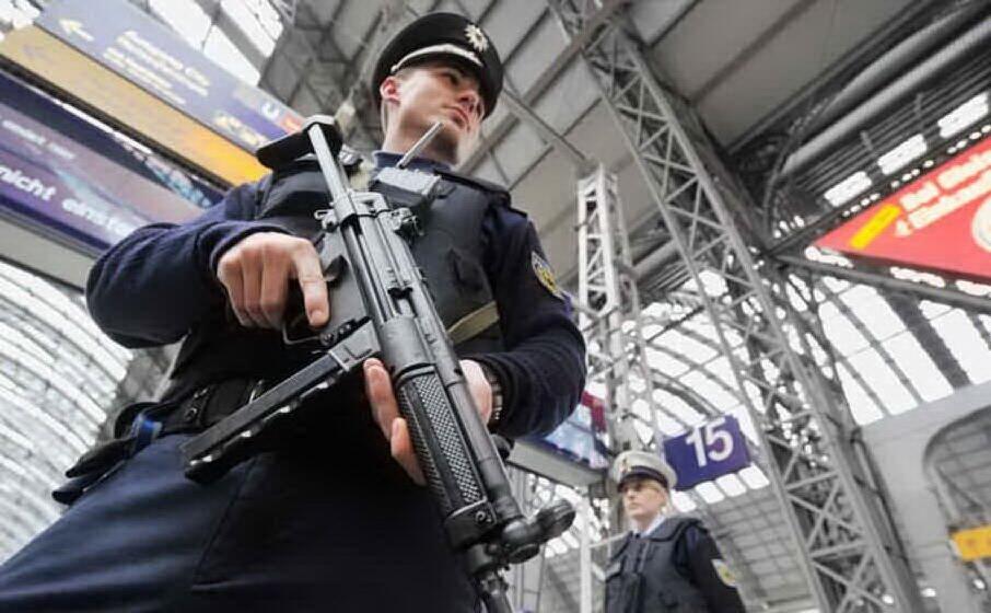 un agente dell europol (archivio l unione sarda)