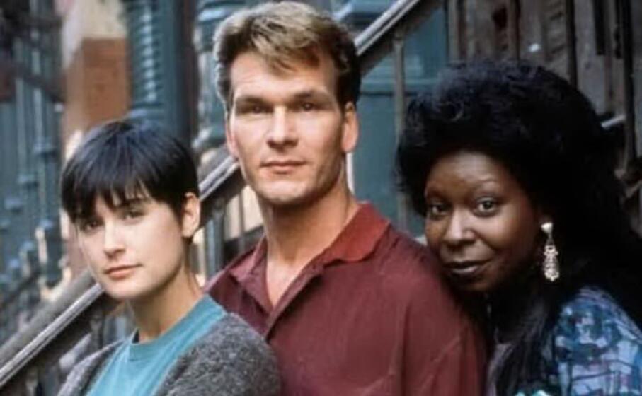 whoopi goldberg con patrick swayze e demi moore (archivio l unione sarda)