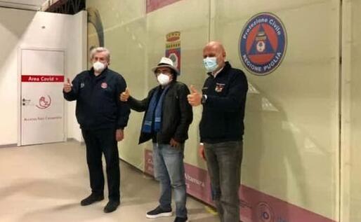 Al Bano in visita in Fiera a Bari (foto Ansa)