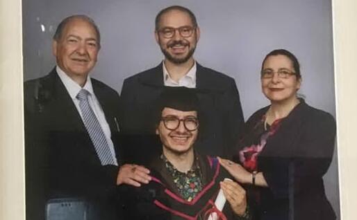 Con i due figli (foto concessa)